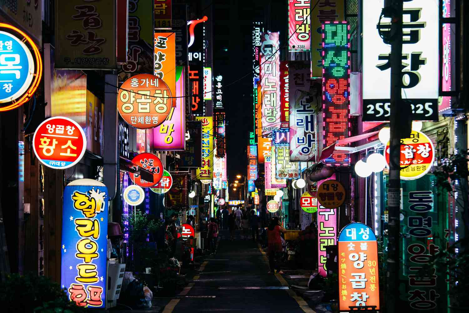https://www.tripsavvy.com/thmb/qRjqjNAxiJ7k6h8V3nOub-OfYi4%3D/1500x0/filters%3Ano_upscale%28%29%3Amax_bytes%28150000%29%3Astrip_icc%28%29/neon-signs-in-busan-nampo-dong-street-624955720-cc76ab790ef34470be24a458ffe01a68.jpg